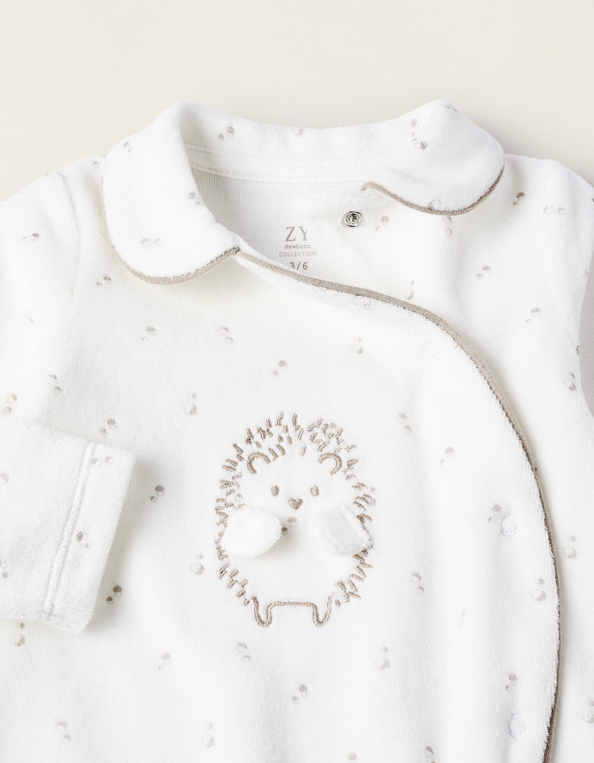 Velours Sleepsuit for Newborns 'Hedgehog', White/Beige